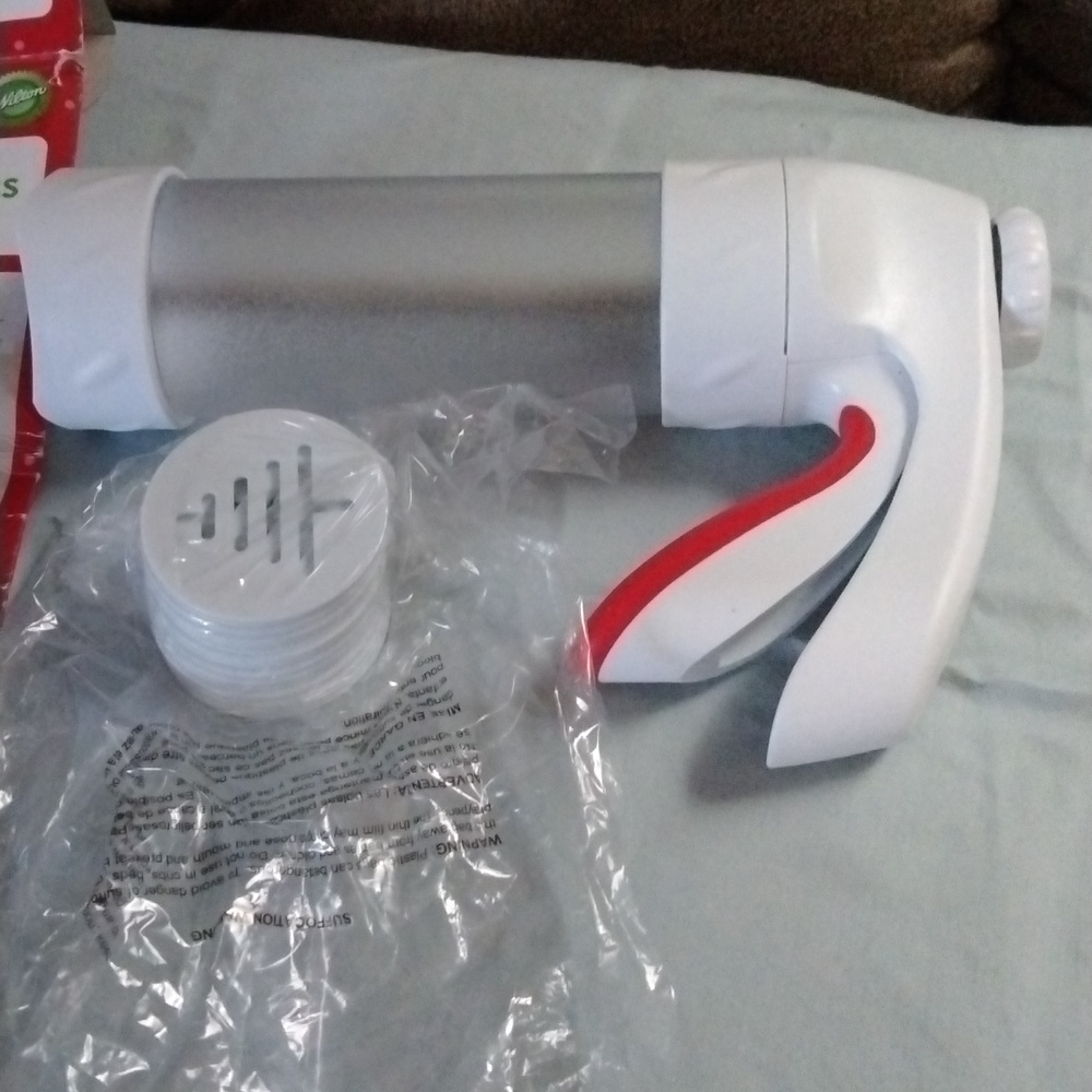 Wilton Cookie Press Set, 12 Piece Set w/ Spritz Cookie Press & Discs NEW